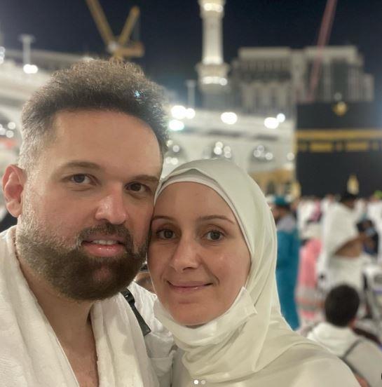 محمد وزوجته أمام الكعبة